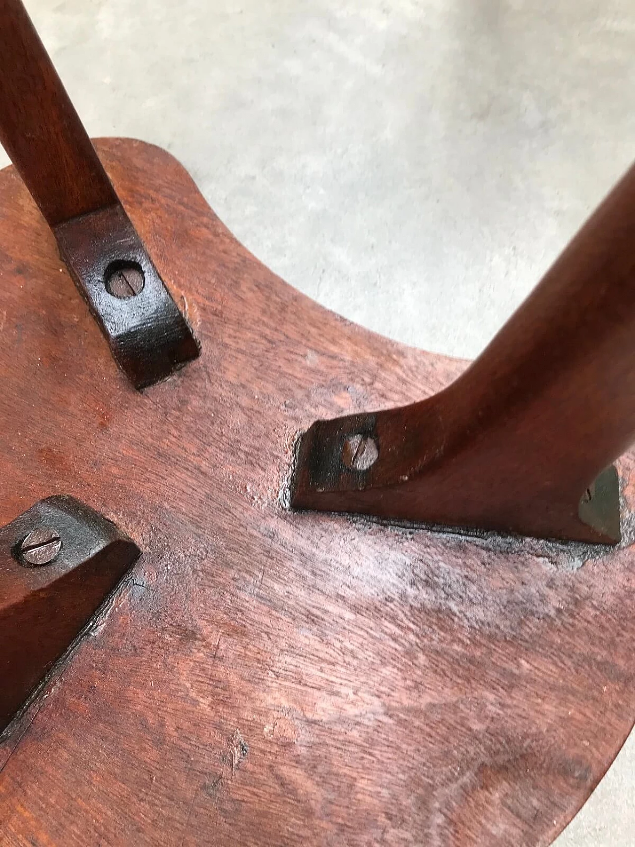 Coppia di tavolini sagomati in mogano massiccio 8