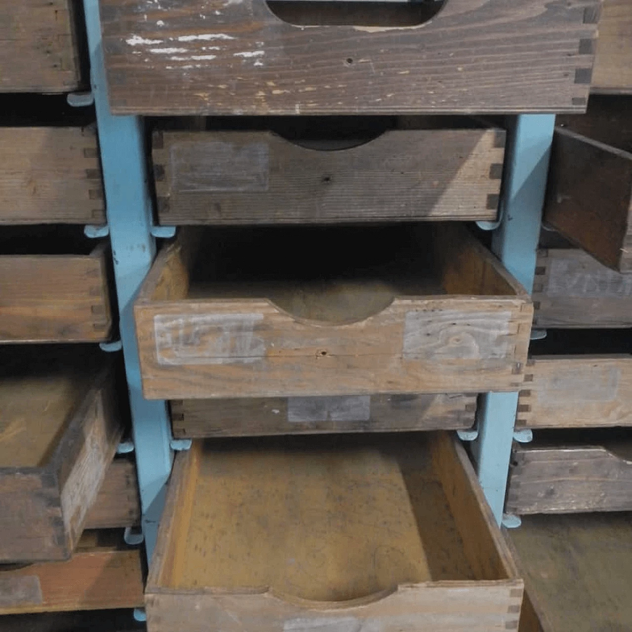 Mobile industriale in metallo con cassetti in legno, anni 50 1061650