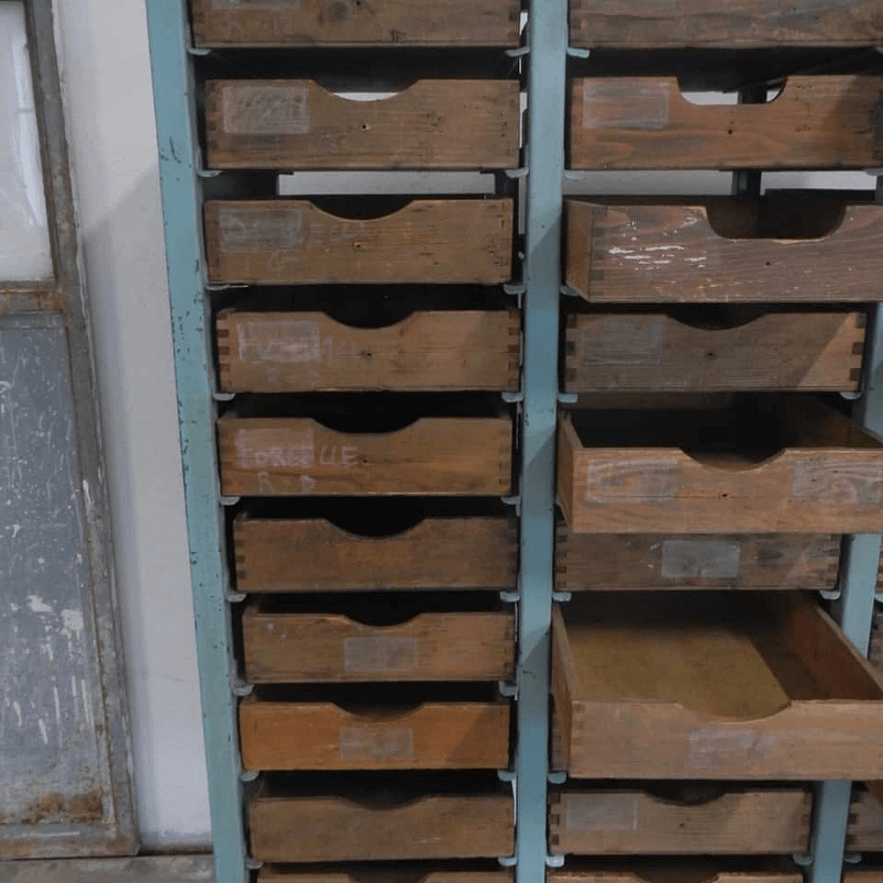 Mobile industriale in metallo con cassetti in legno, anni 50 1061651