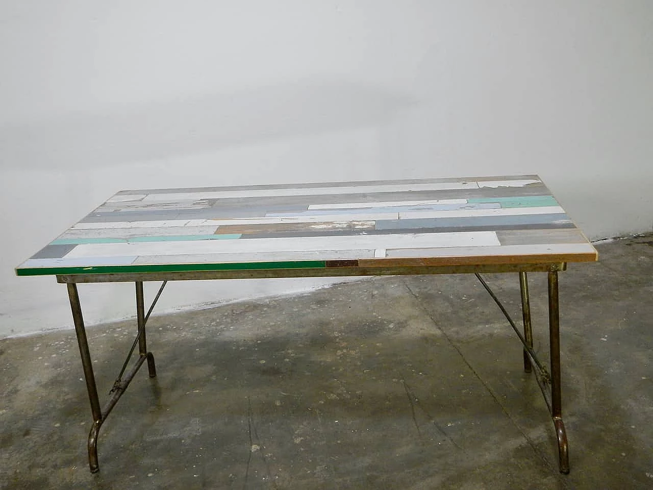 Tavolo con piano in patchwoork legno in patina e gambe in tubo pieghevoli 1062421
