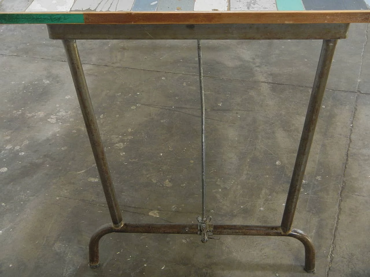 table with patina wood patchwoork top and folding tube legs 1062423