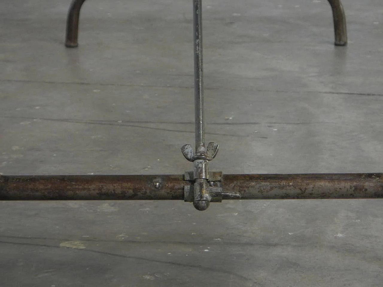 Tavolo con piano in patchwoork legno in patina e gambe in tubo pieghevoli 1062424