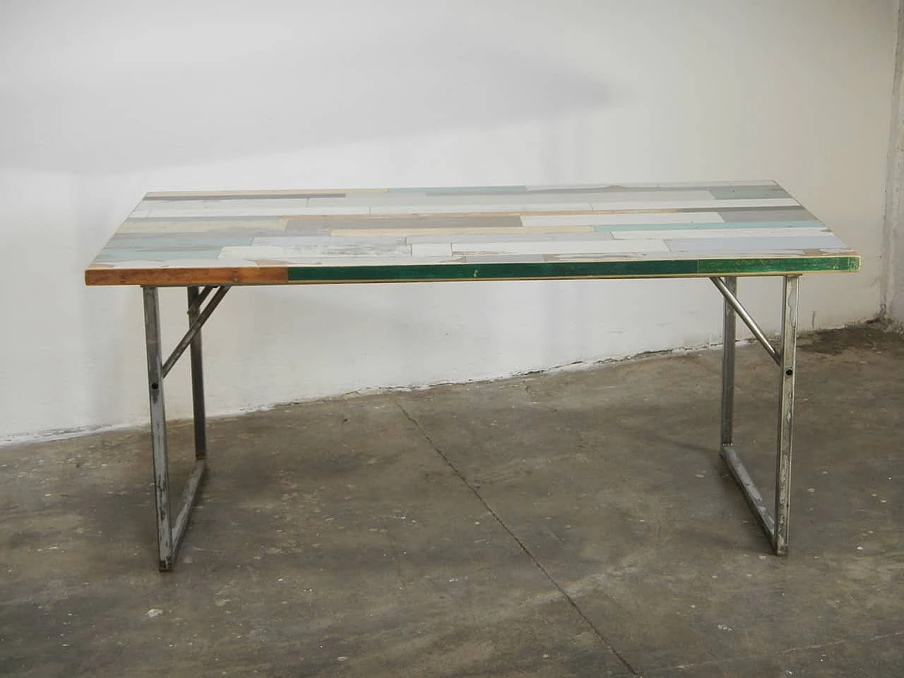 Tavolo con piano in patchwork di legno con gambe pieghevoli 1062428