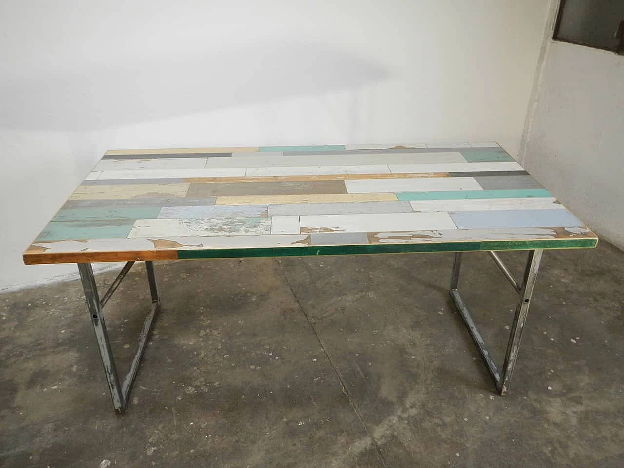 Tavolo con piano in patchwork di legno con gambe pieghevoli 1062429
