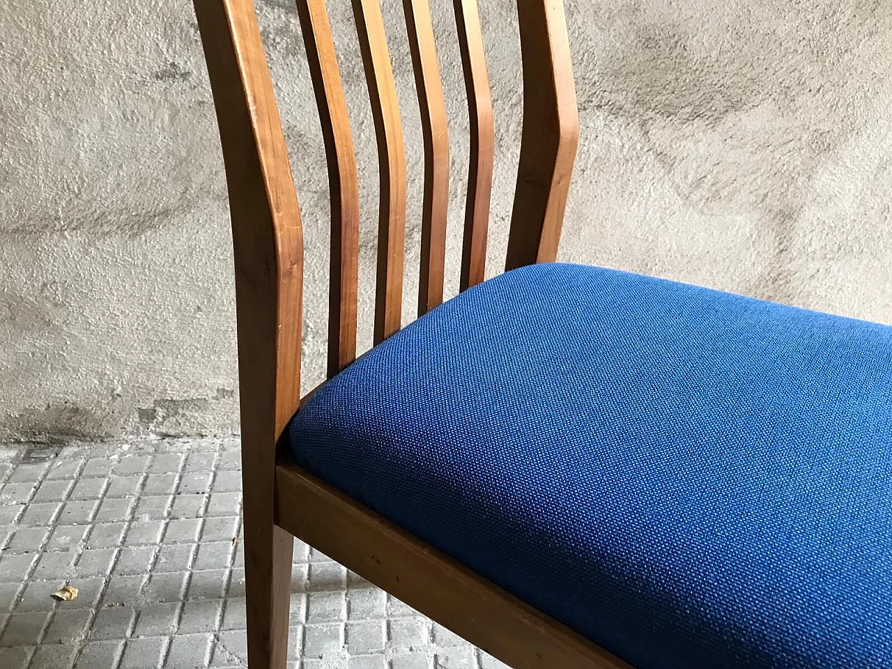 Set di quattro sedie blu in noce, anni ‘60 8