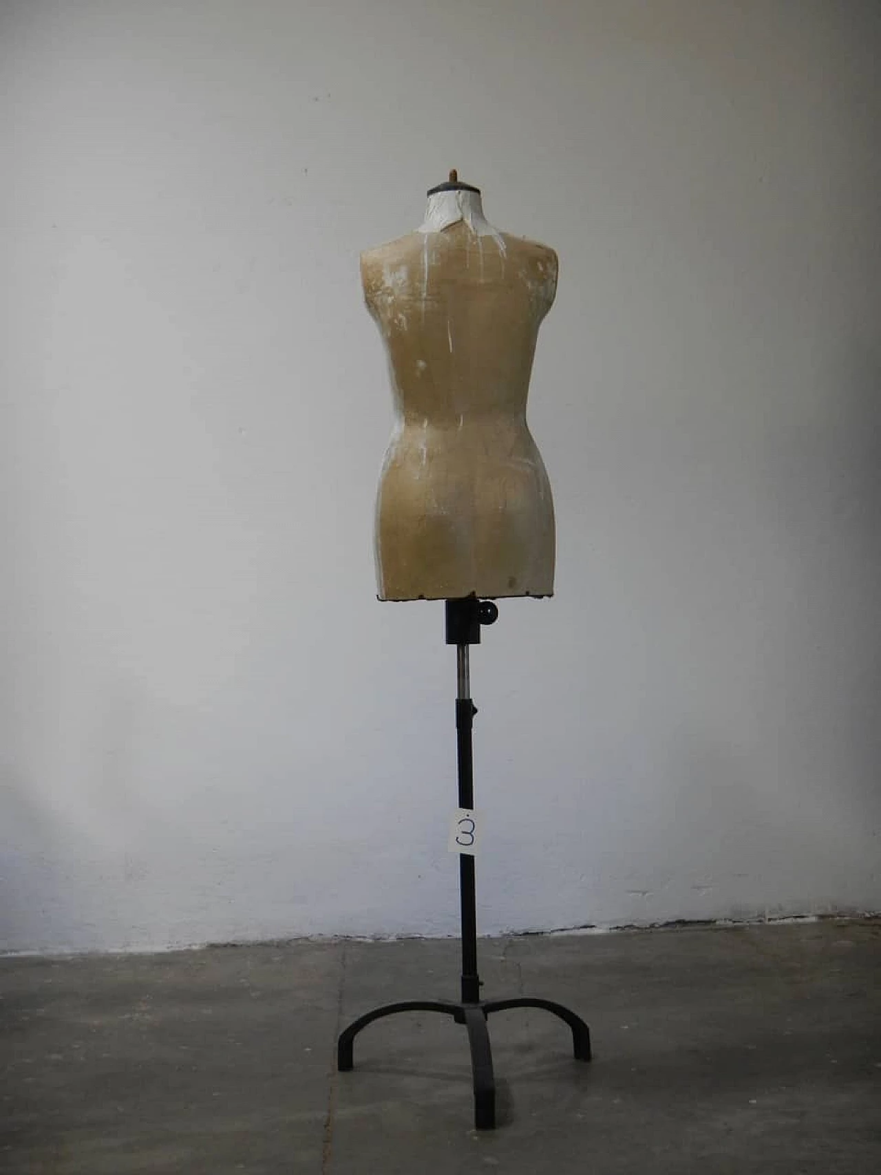 Manichino in carta e base in ferro anni 50 1062470