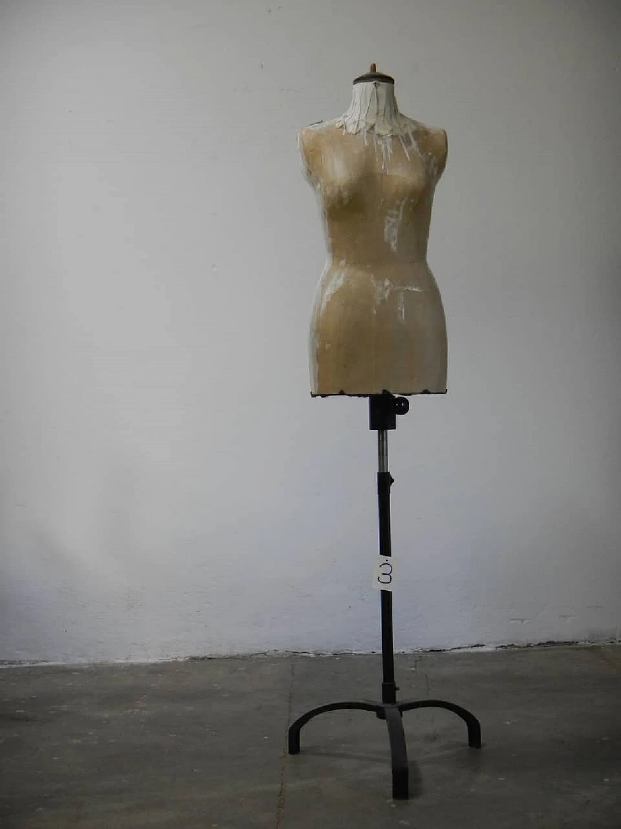 Manichino in carta e base in ferro anni 50 1062471