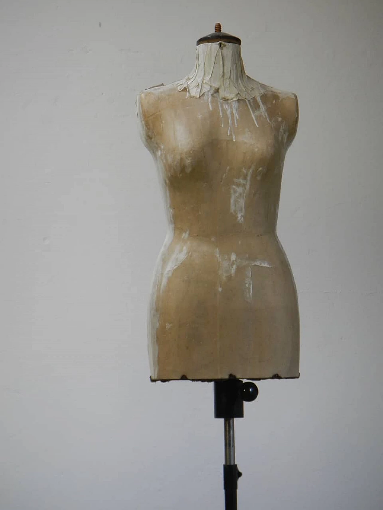 Manichino in carta e base in ferro anni 50 1062472