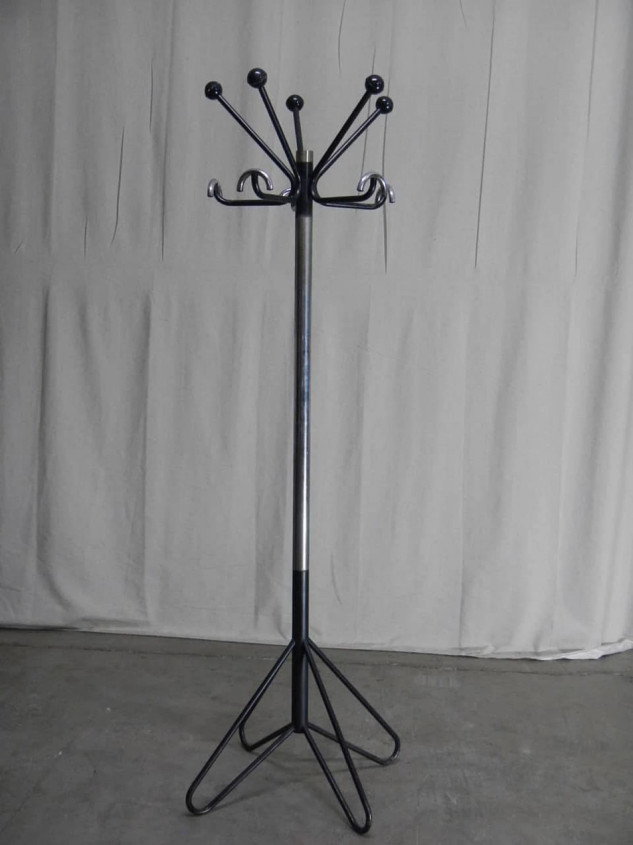Black metal coat rack, '60s. 1062557