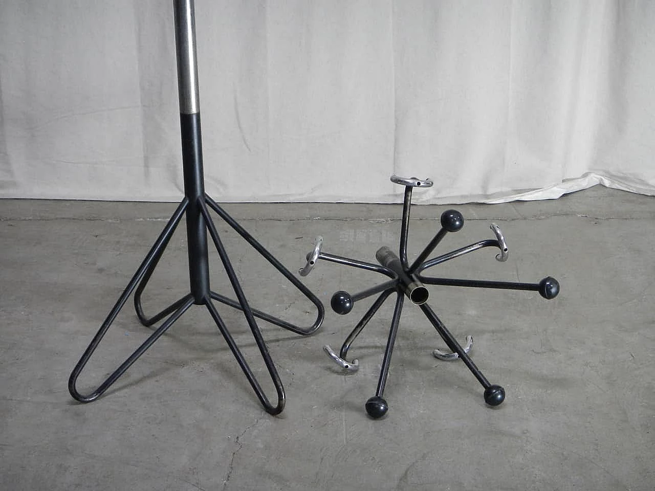 Black metal coat rack, '60s. 1062558