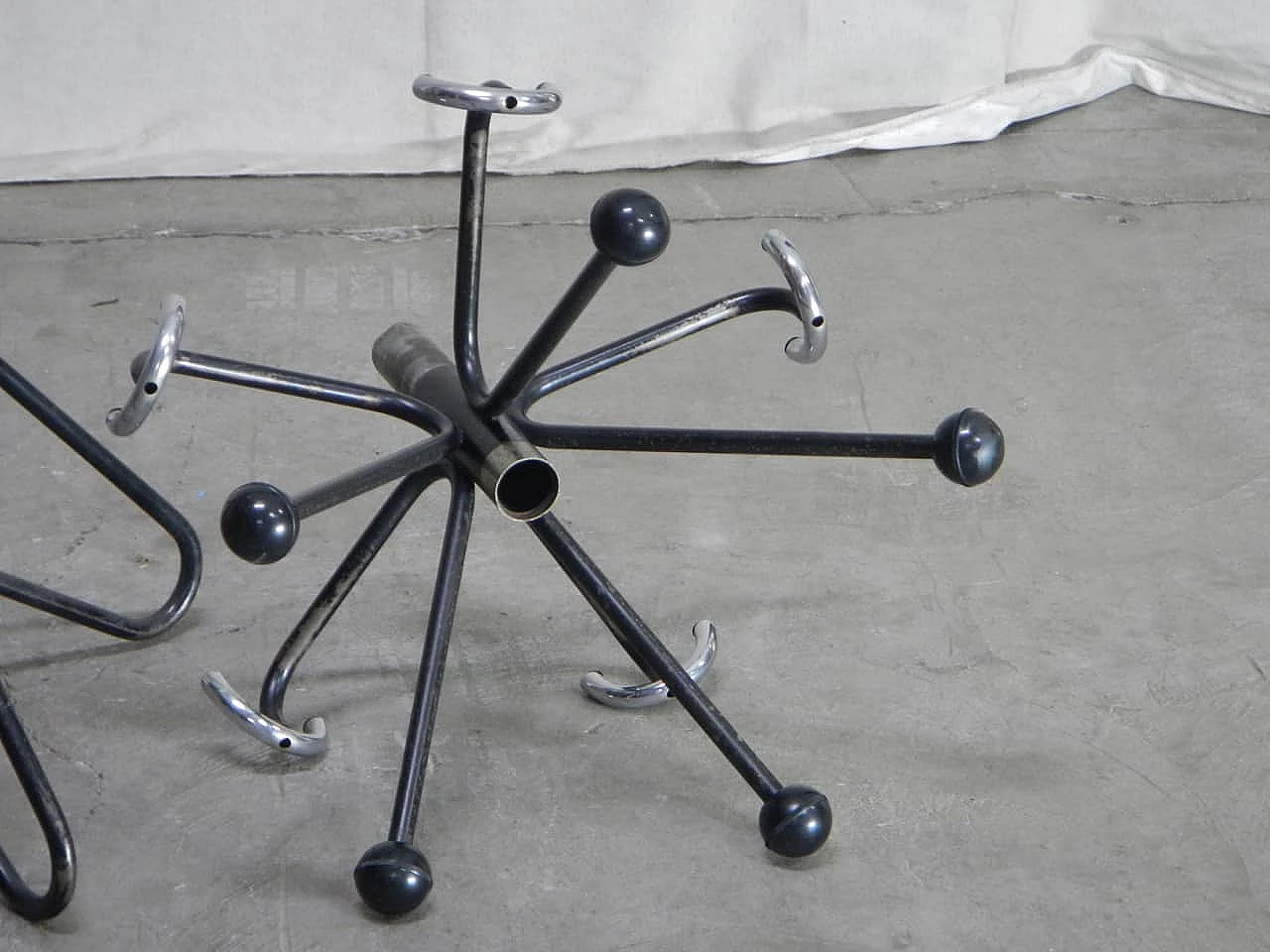 Black metal coat rack, '60s. 1062560