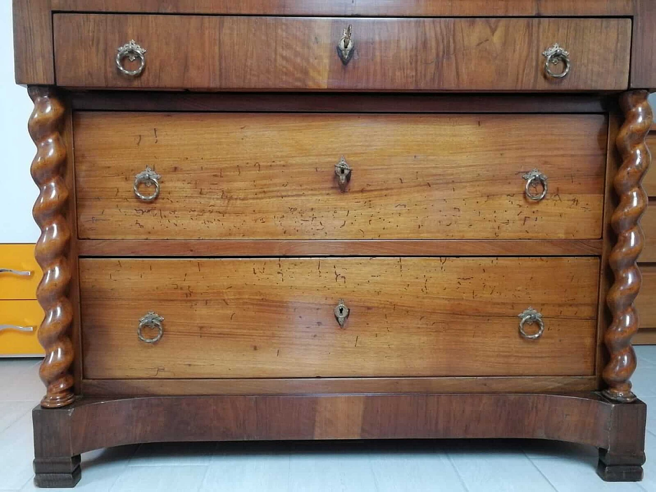 Walnut chest of drawers with turned columns, early 20th century 1062842