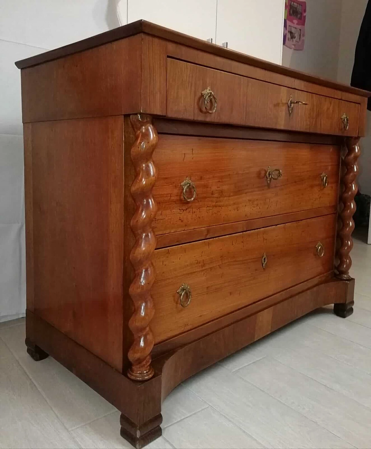 Walnut chest of drawers with turned columns, early 20th century 1062861