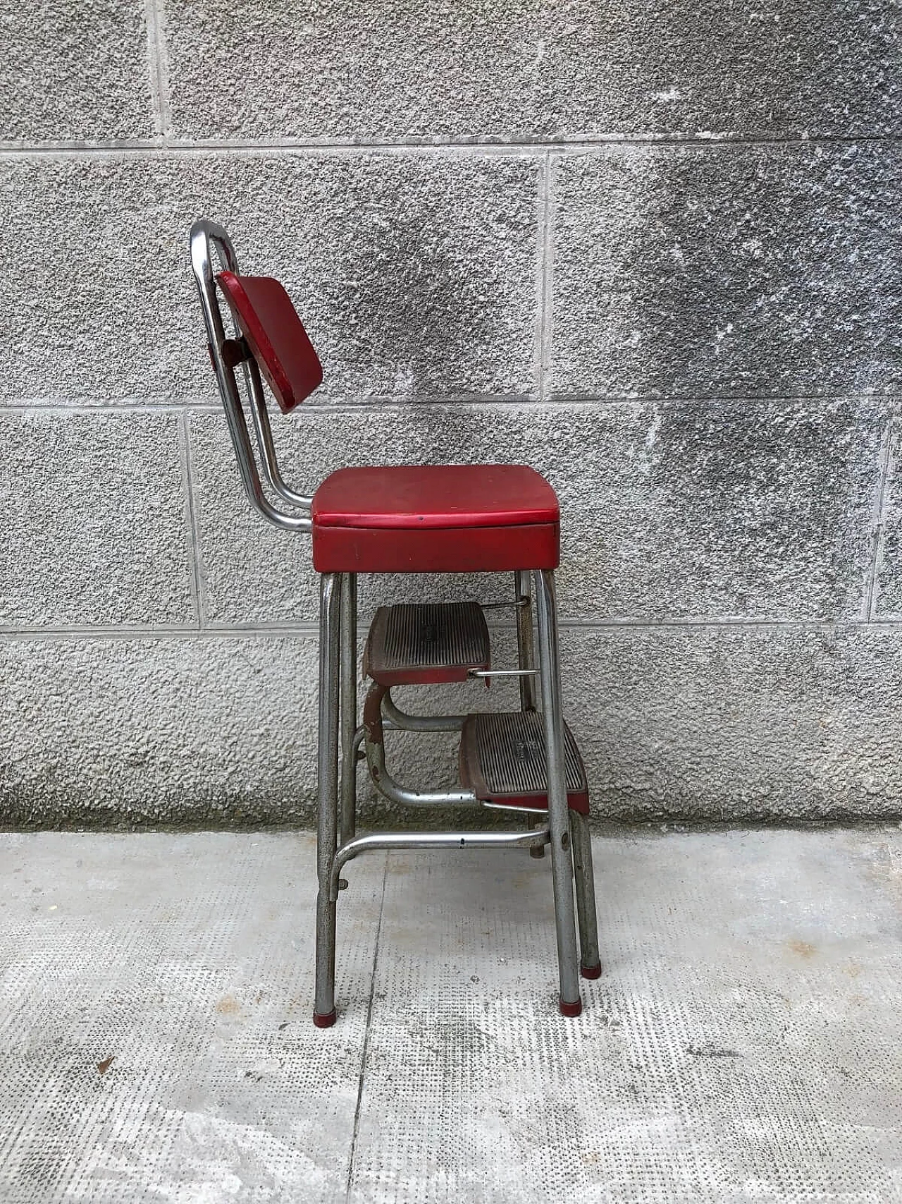 Sgabello rosso con scala "American style" , anni '60 3