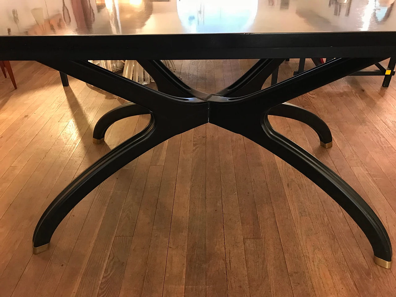 Tavolo laccato nero con dettagli in ottone, anni ‘50 3