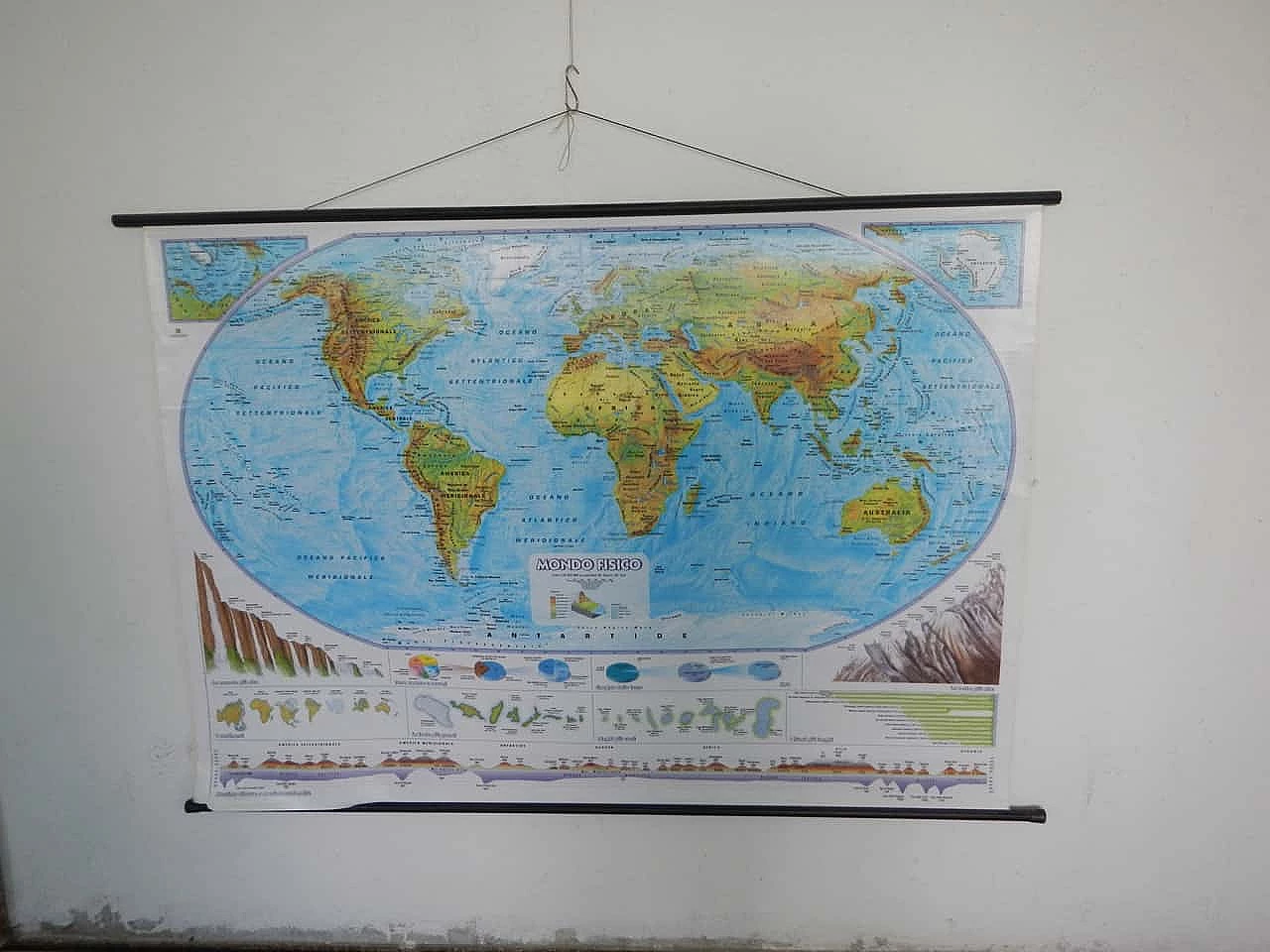 World map, 80s 1064533