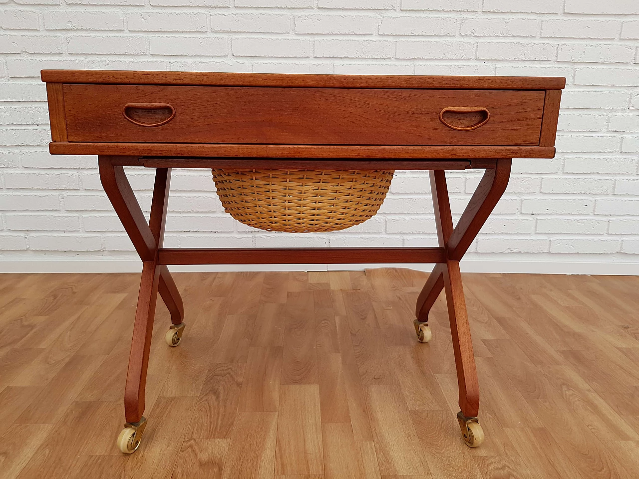 Tavolo da cucito danese d'epoca, legno teak, anni '60 1064733