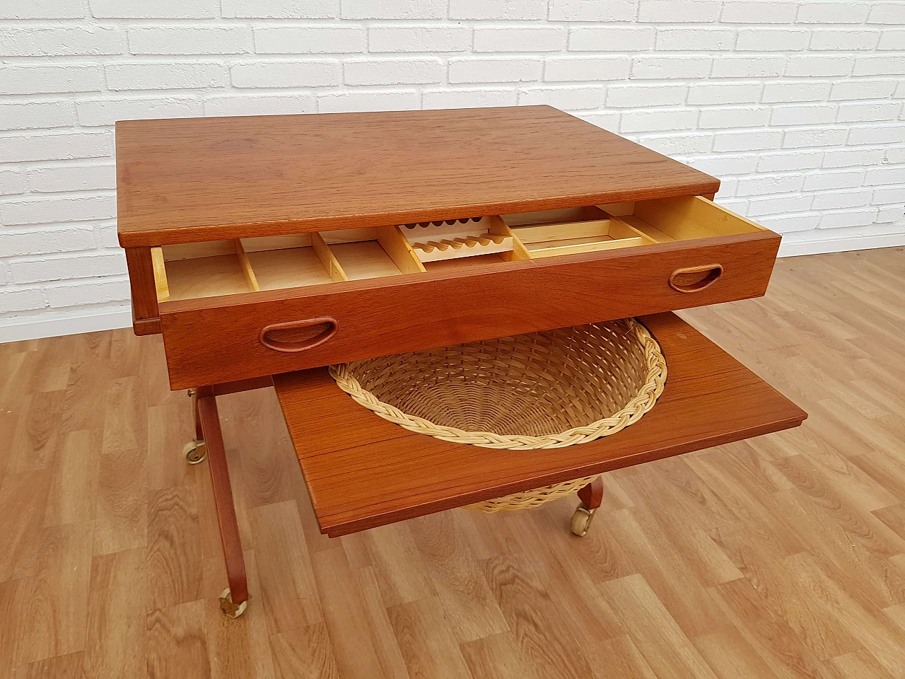 Tavolo da cucito danese d'epoca, legno teak, anni '60 1064737