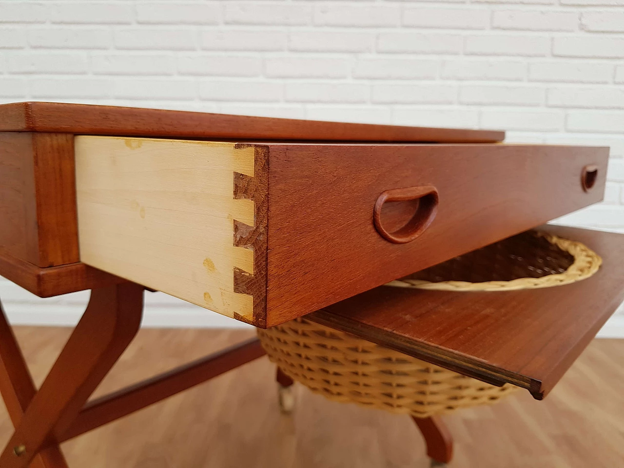 Tavolo da cucito danese d'epoca, legno teak, anni '60 1064739