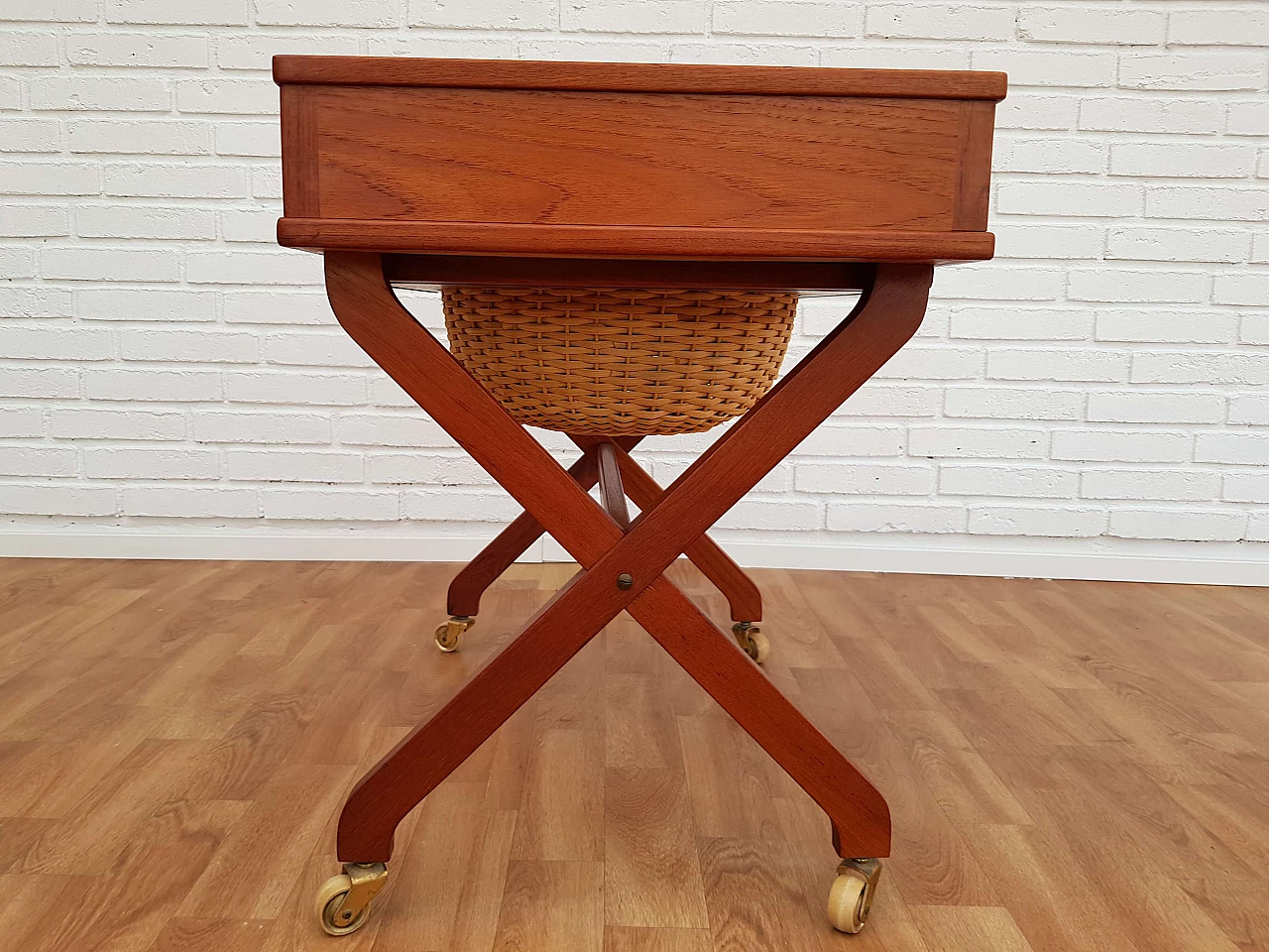 Tavolo da cucito danese d'epoca, legno teak, anni '60 1064744