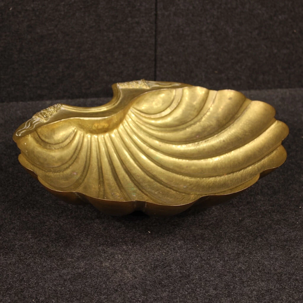 Portaoggetti italiano in ottone dorato a forma di conchiglia 1065985