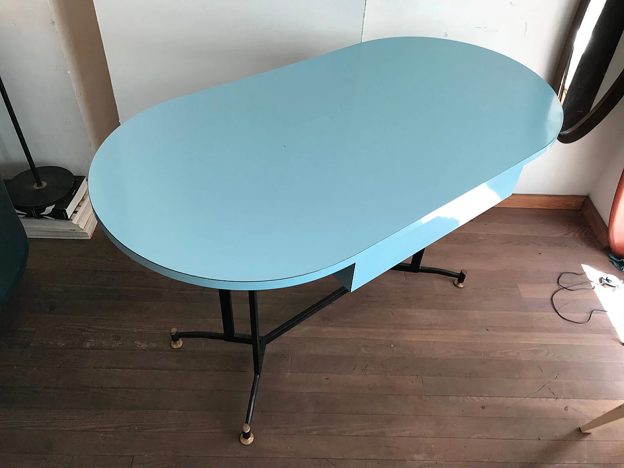 Tavolo ovale in metallo, ottone e formica anni '50 2