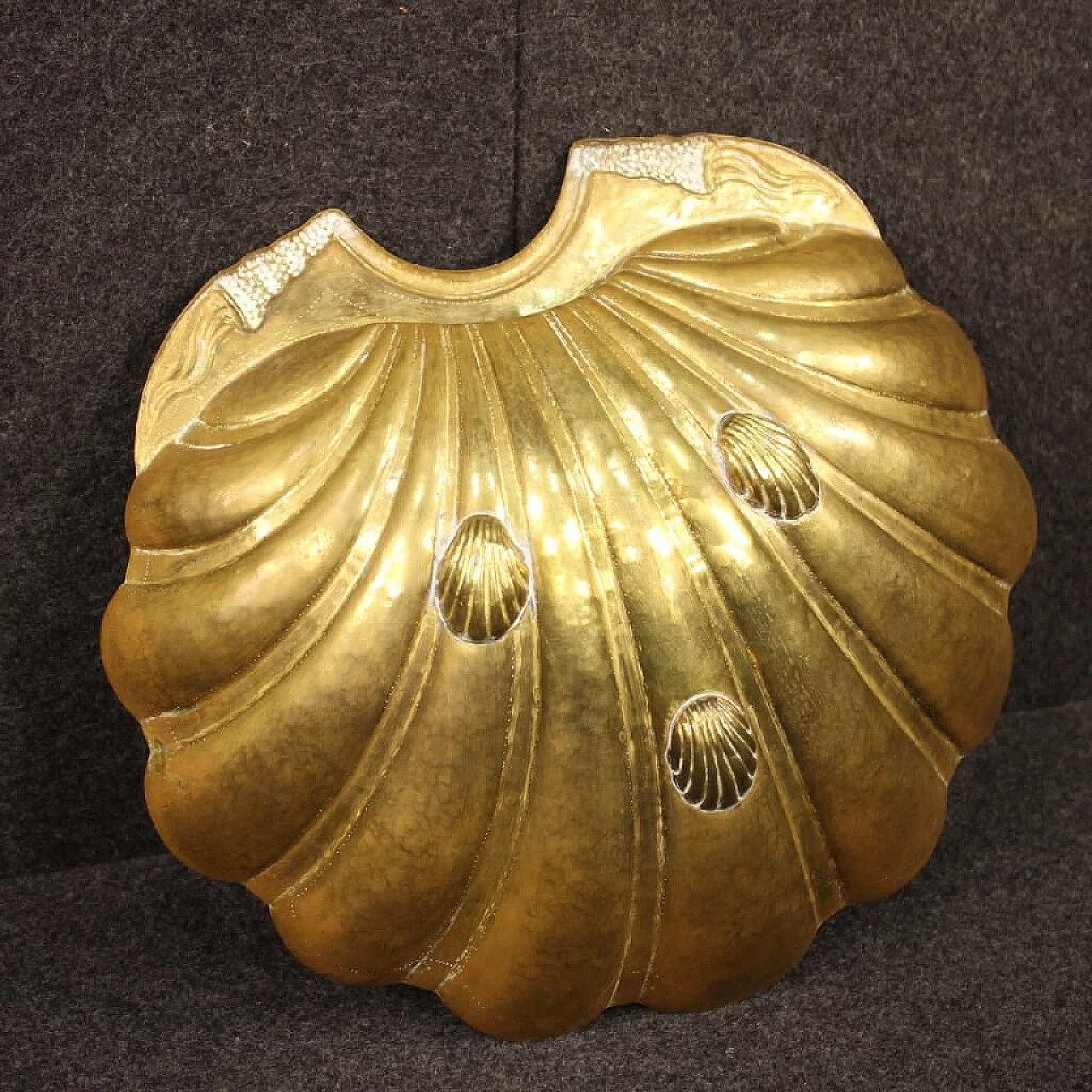 Portaoggetti italiano in ottone dorato a forma di conchiglia 1065991