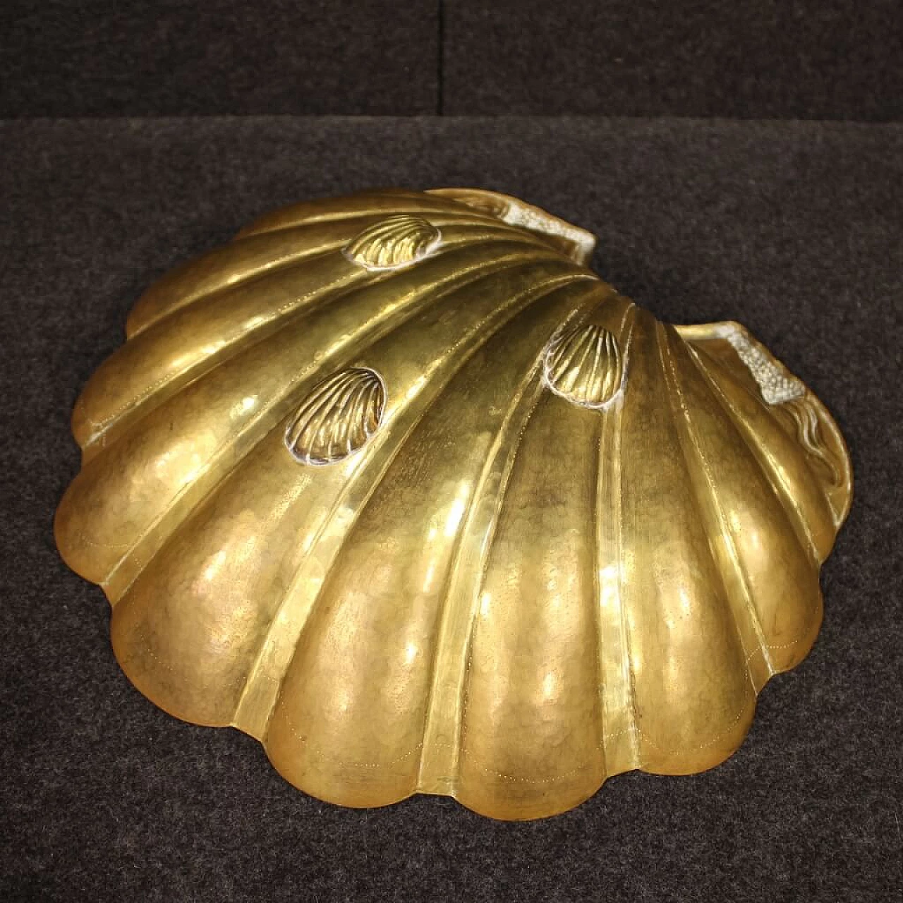Portaoggetti italiano in ottone dorato a forma di conchiglia 1065992