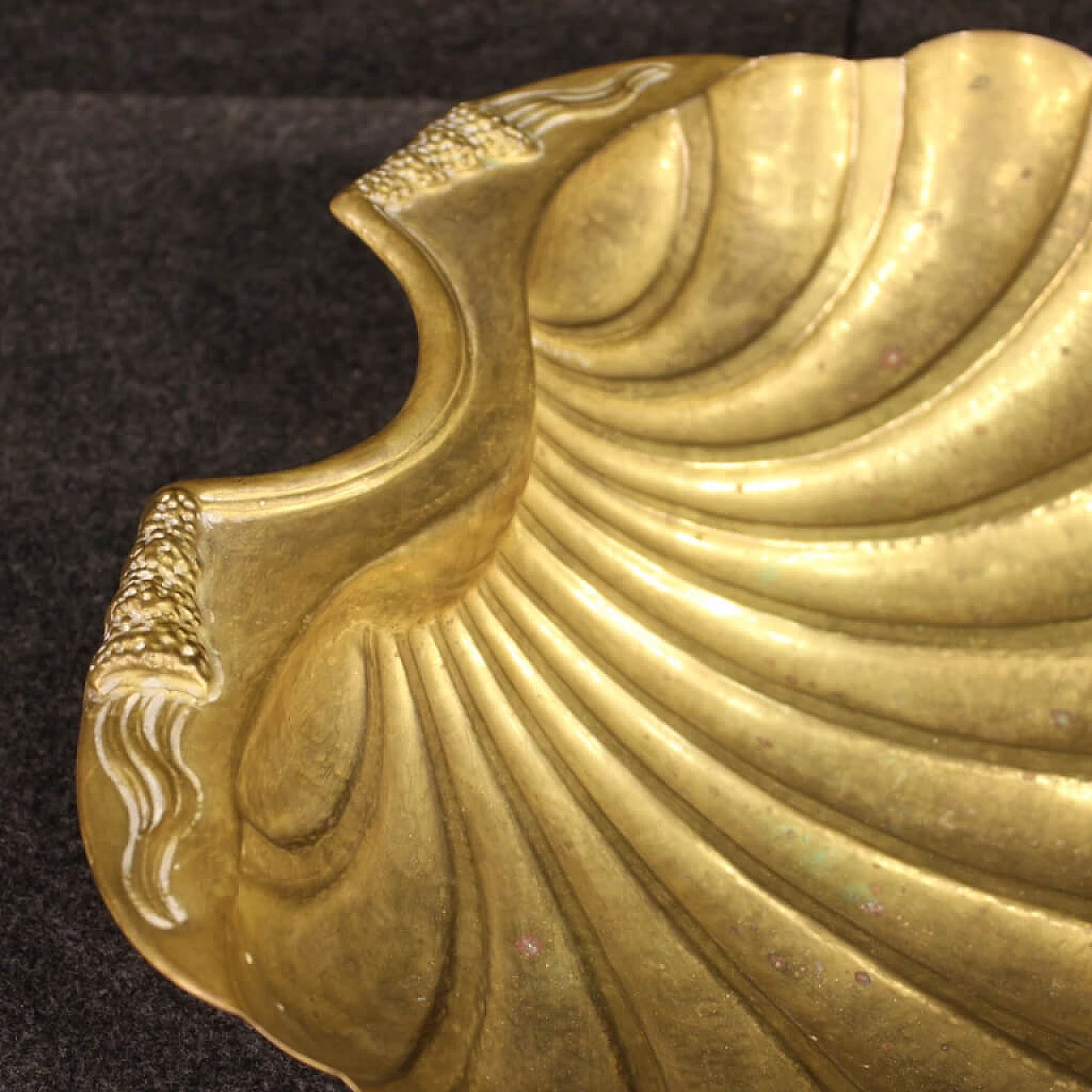 Portaoggetti italiano in ottone dorato a forma di conchiglia 1065993