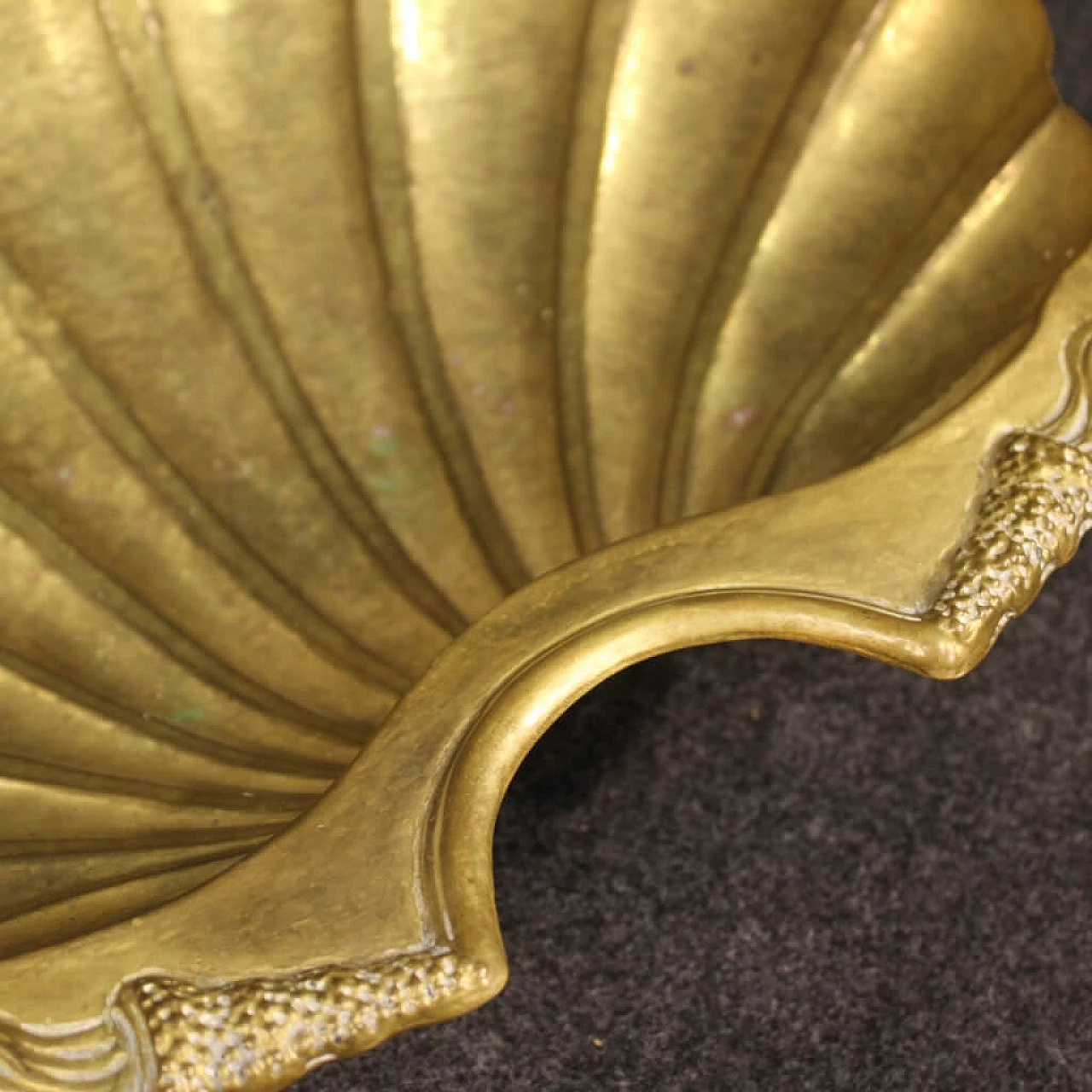Portaoggetti italiano in ottone dorato a forma di conchiglia 1065995