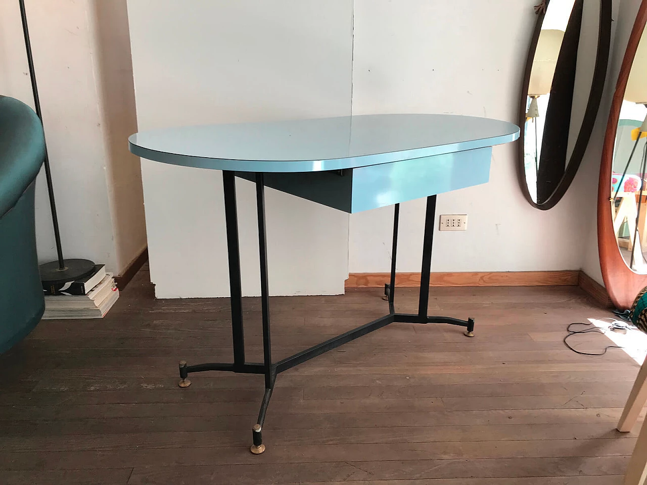 Tavolo ovale in metallo, ottone e formica anni '50 4