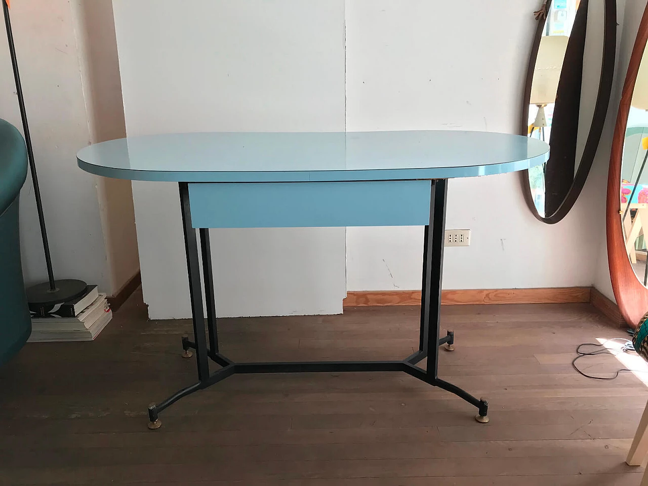 Tavolo ovale in metallo, ottone e formica anni '50 5