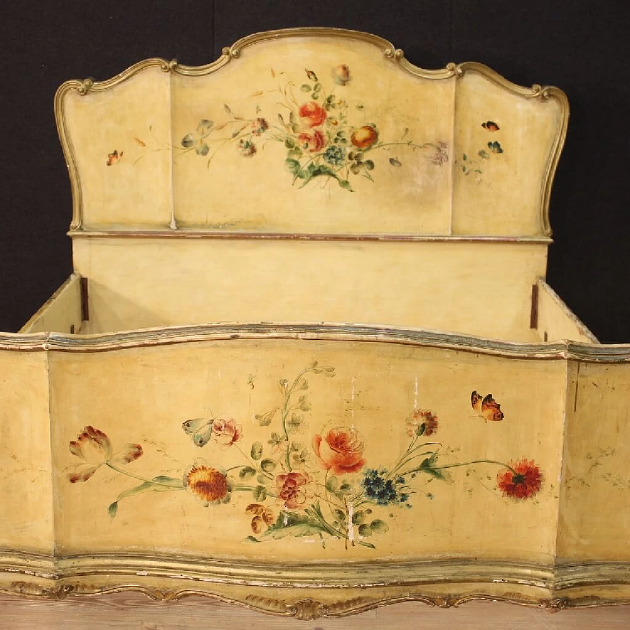 Letto matrimoniale veneziano laccato e dipinto 1066747