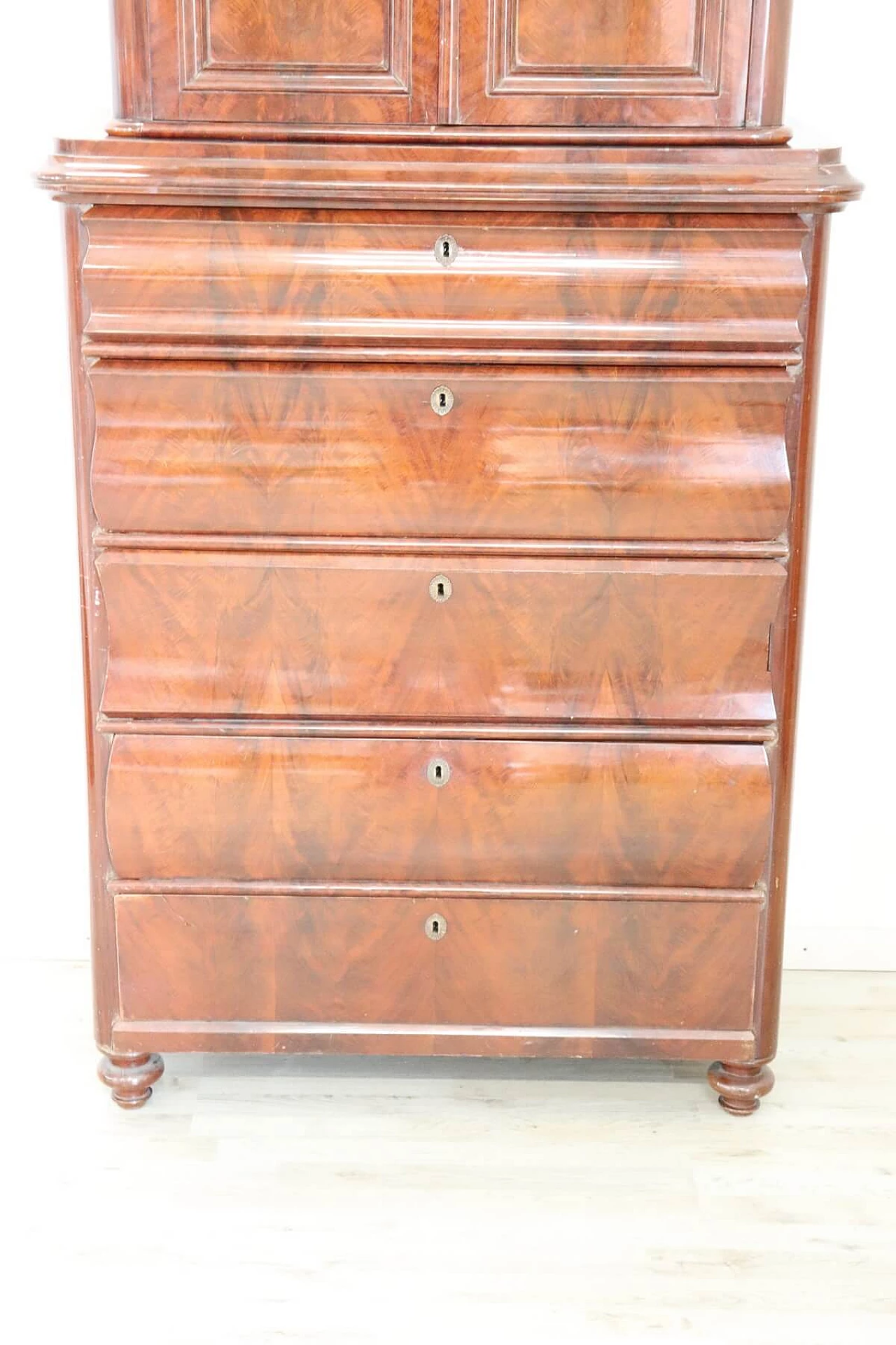Antique chest of drawers with mahogany riser, 19th century 1067723