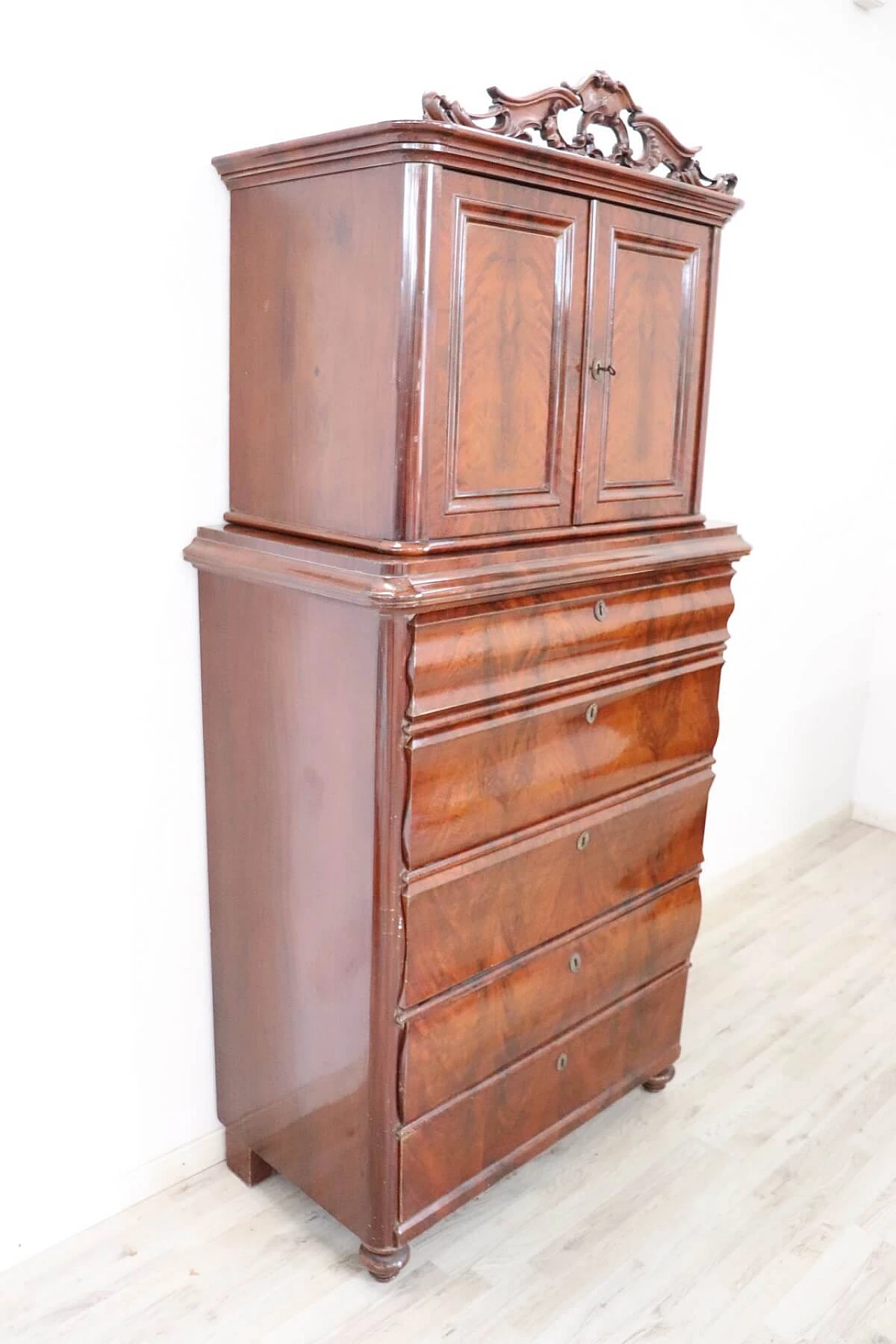 Antique chest of drawers with mahogany riser, 19th century 1067724
