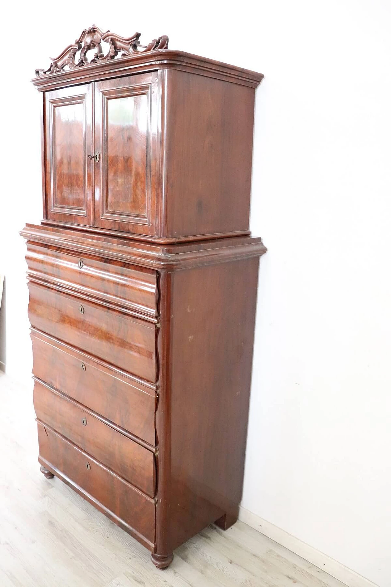 Antique chest of drawers with mahogany riser, 19th century 1067725