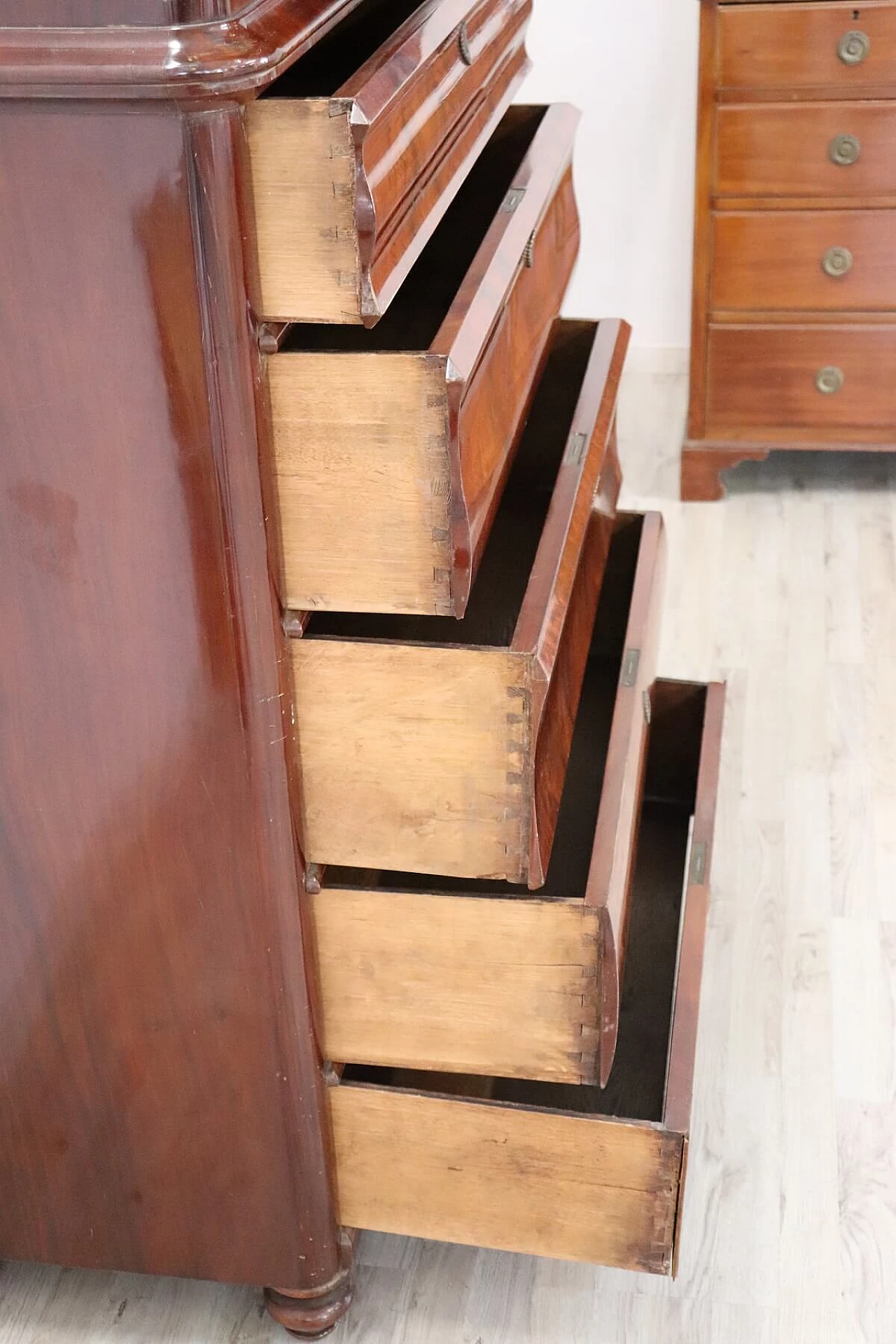 Antique chest of drawers with mahogany riser, 19th century 1067730