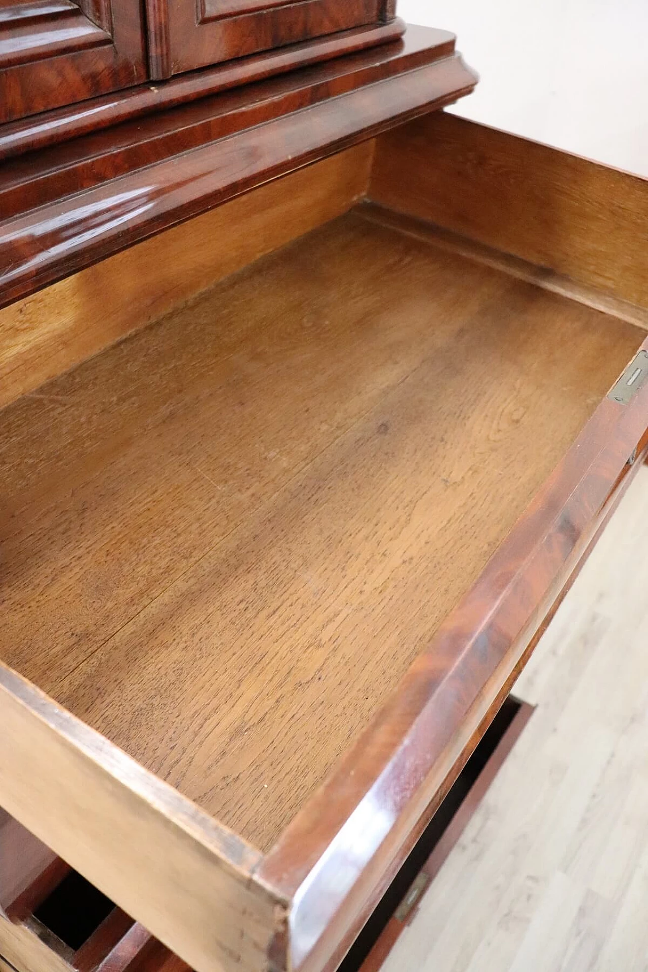 Antique chest of drawers with mahogany riser, 19th century 1067733