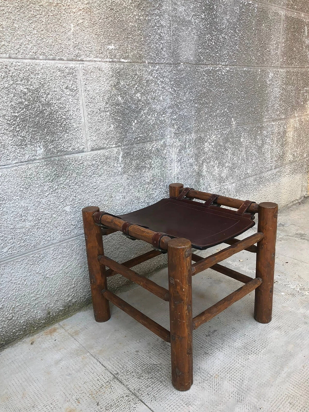 Sgabello in cuoio e legno massiccio, anni '60 5