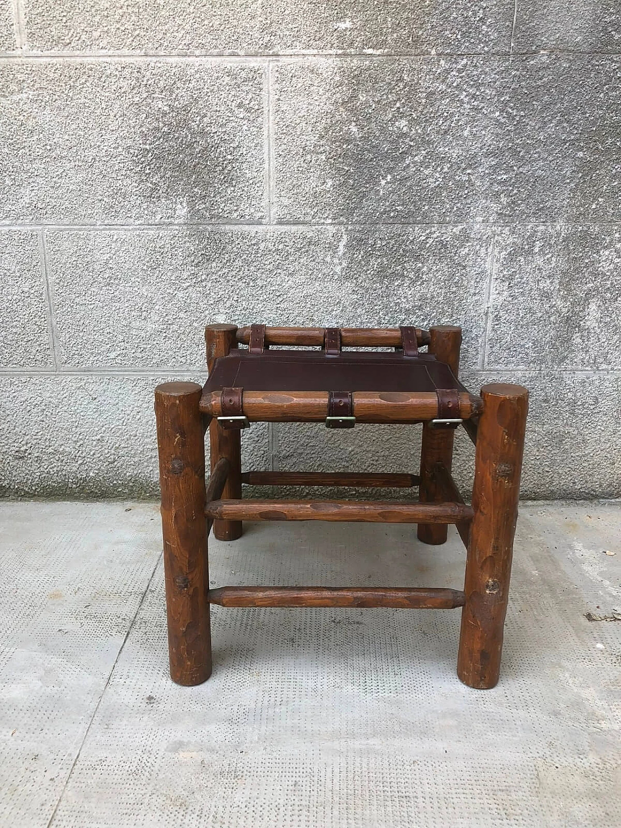 Sgabello in cuoio e legno massiccio, anni '60 2
