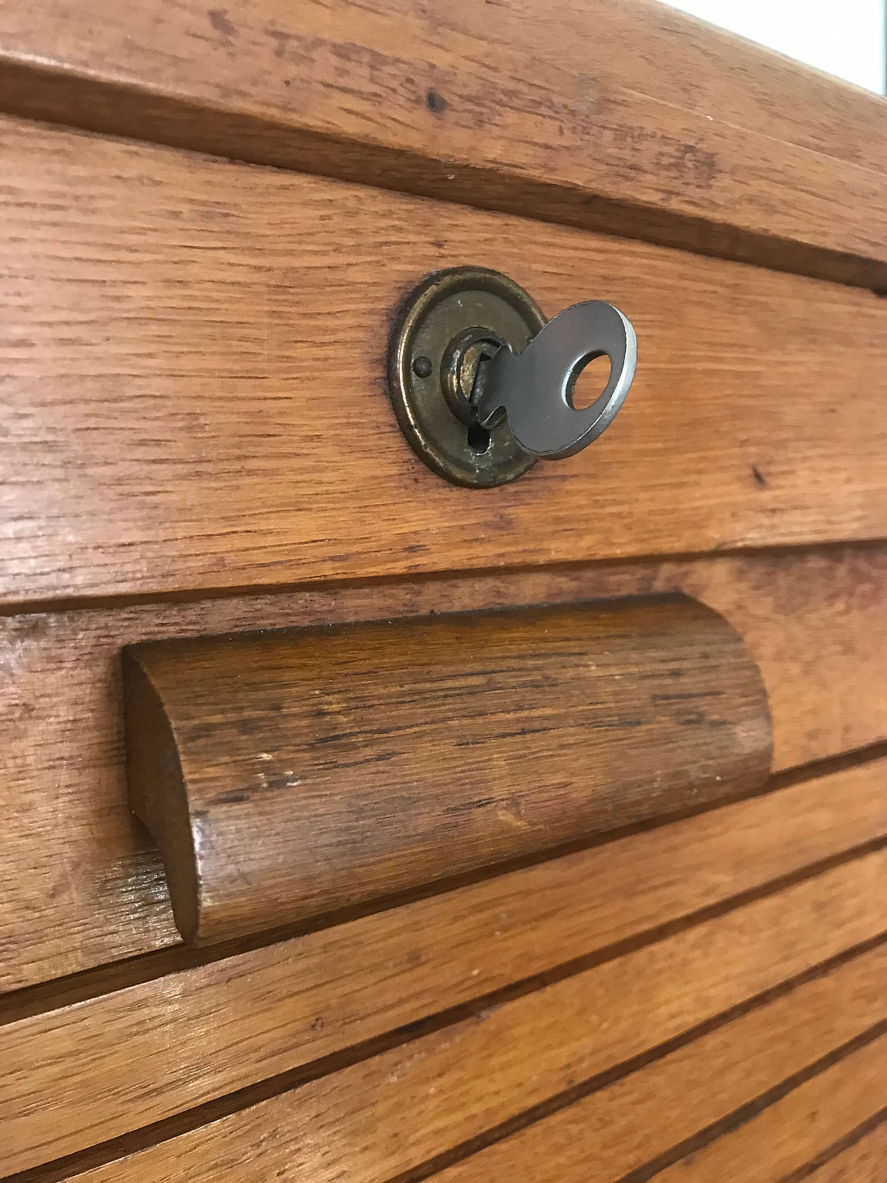 Mobile in legno con serrande 1068428