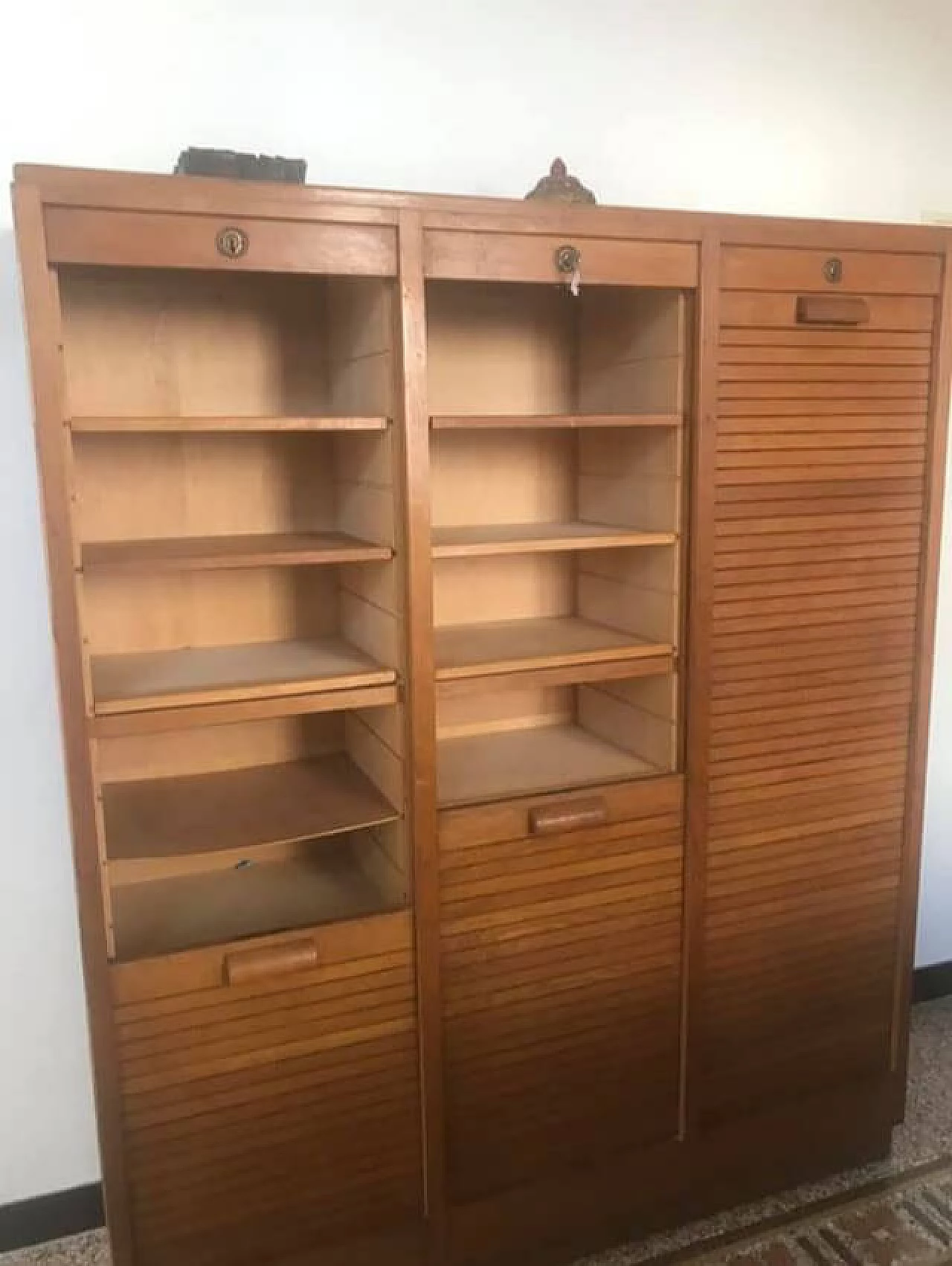 Mobile in legno con serrande 1068446