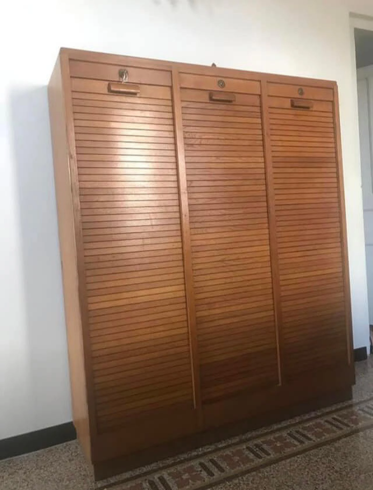 Mobile in legno con serrande 1068447