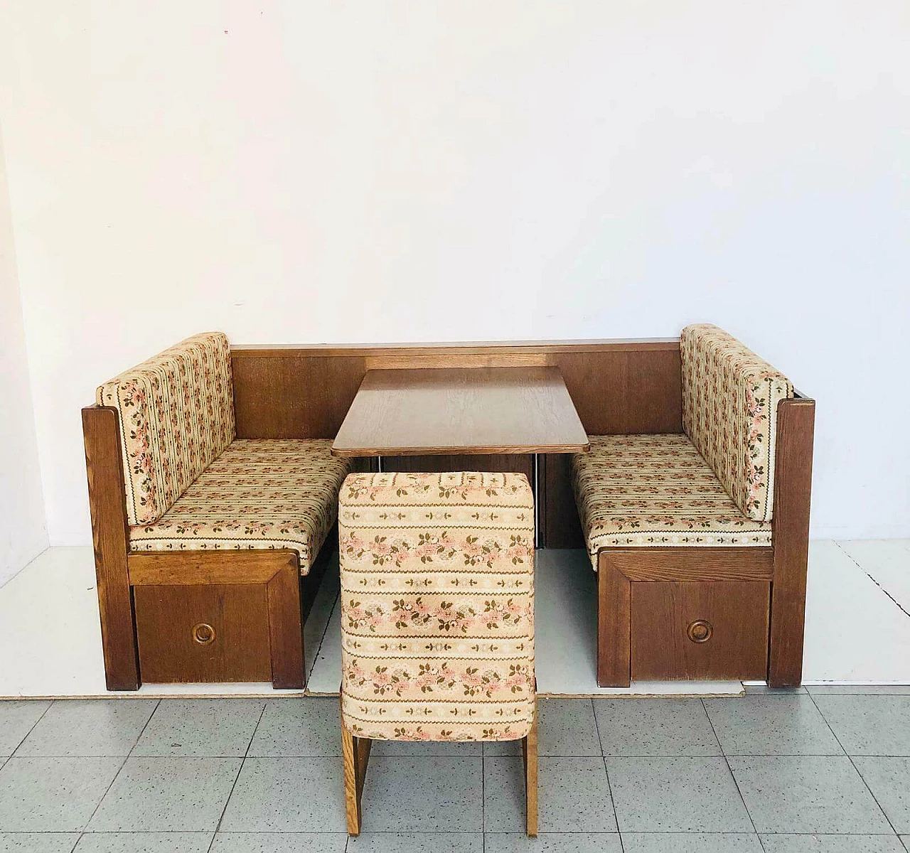 Corner living room with coffee table, '60s 1068810