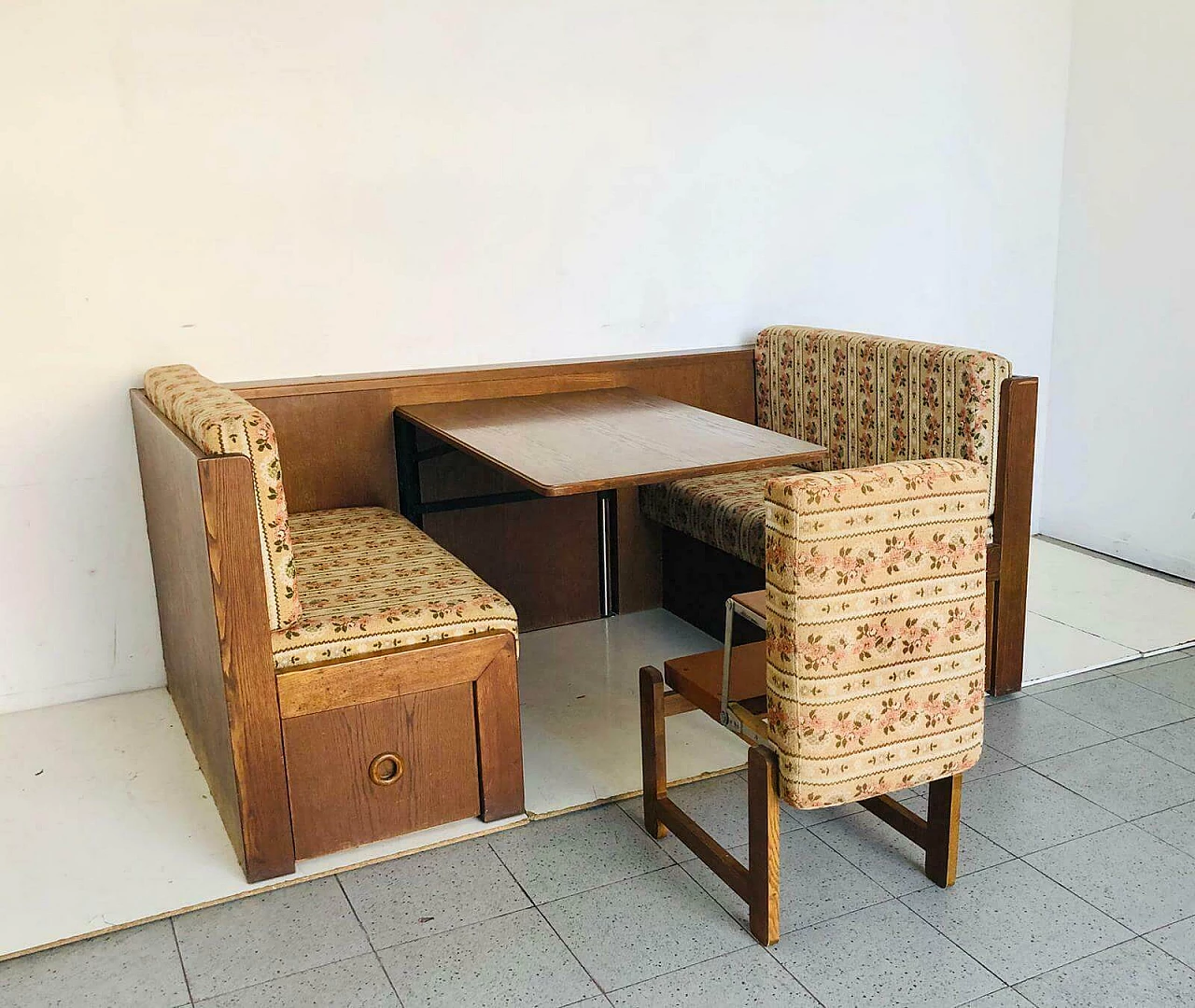 Corner living room with coffee table, '60s 1068811