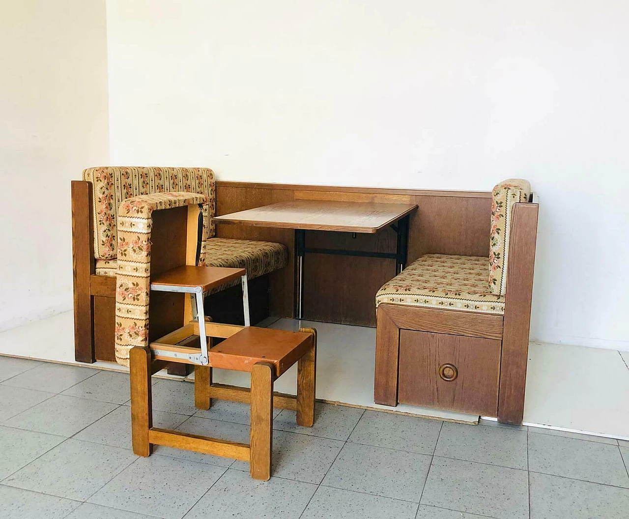 Corner living room with coffee table, '60s 1068812