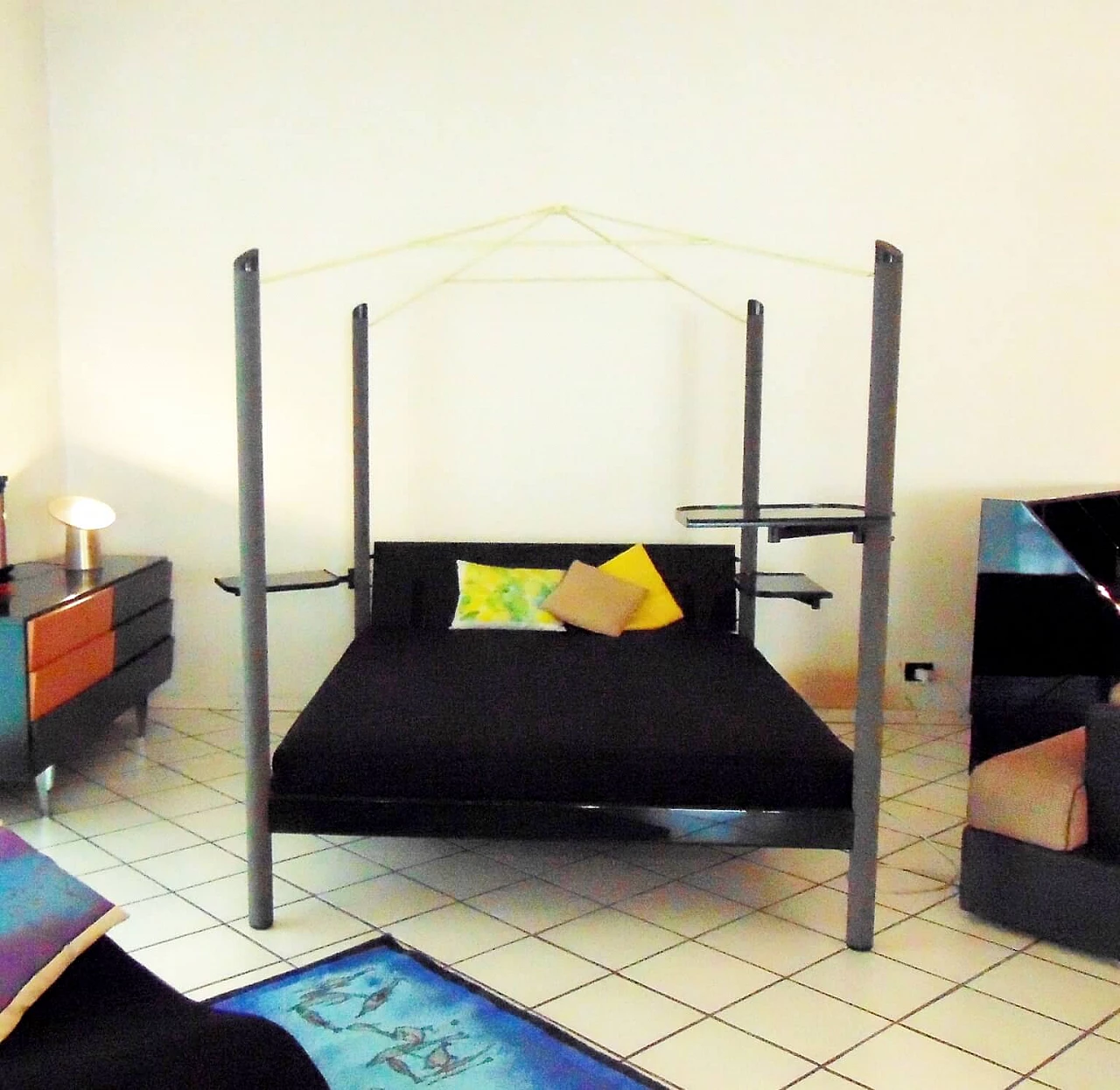 Letto a baldacchino e cassettiera lacca satin e lucido scuro, Sormani, Italia, 1989 1069381