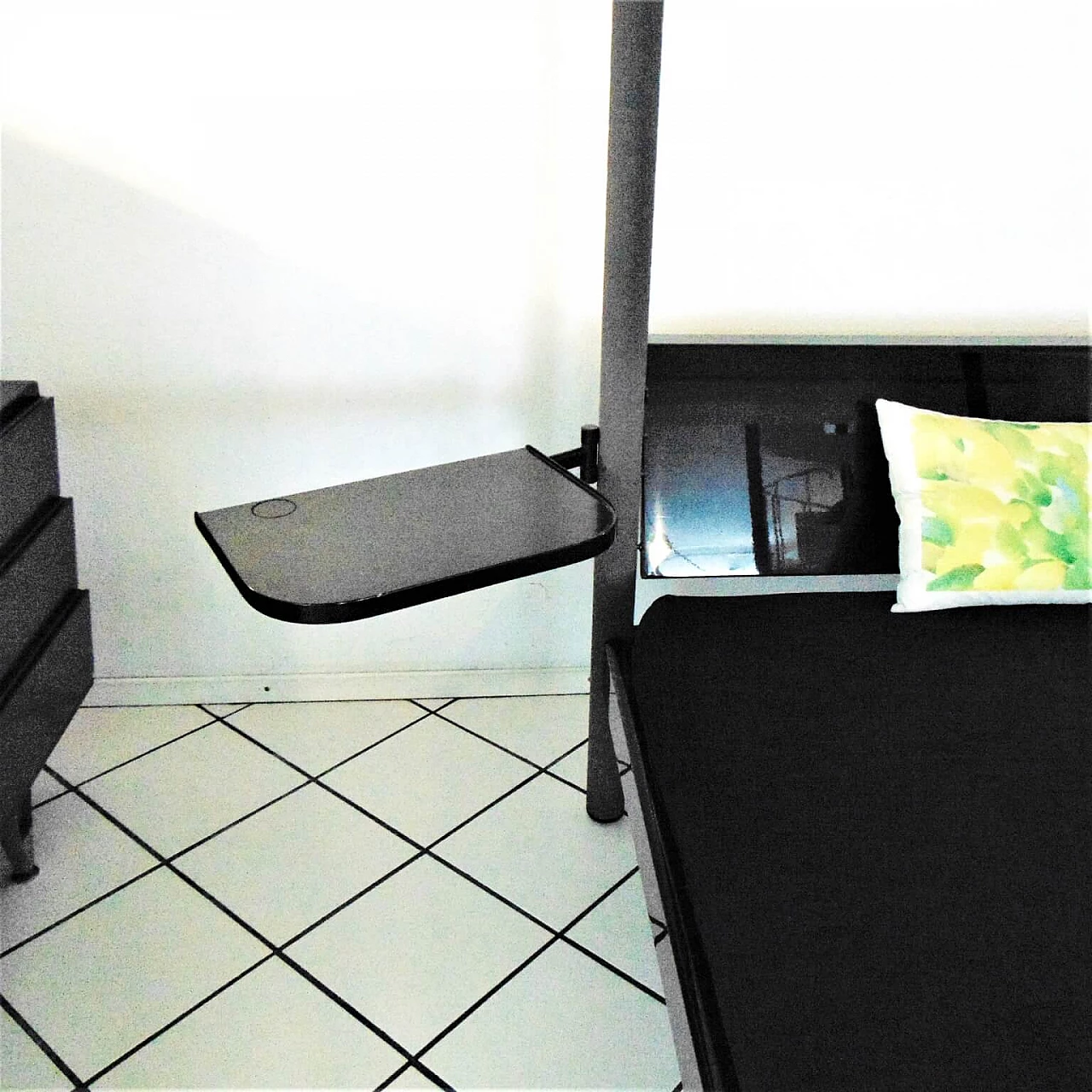 Letto a baldacchino e cassettiera lacca satin e lucido scuro, Sormani, Italia, 1989 1069384