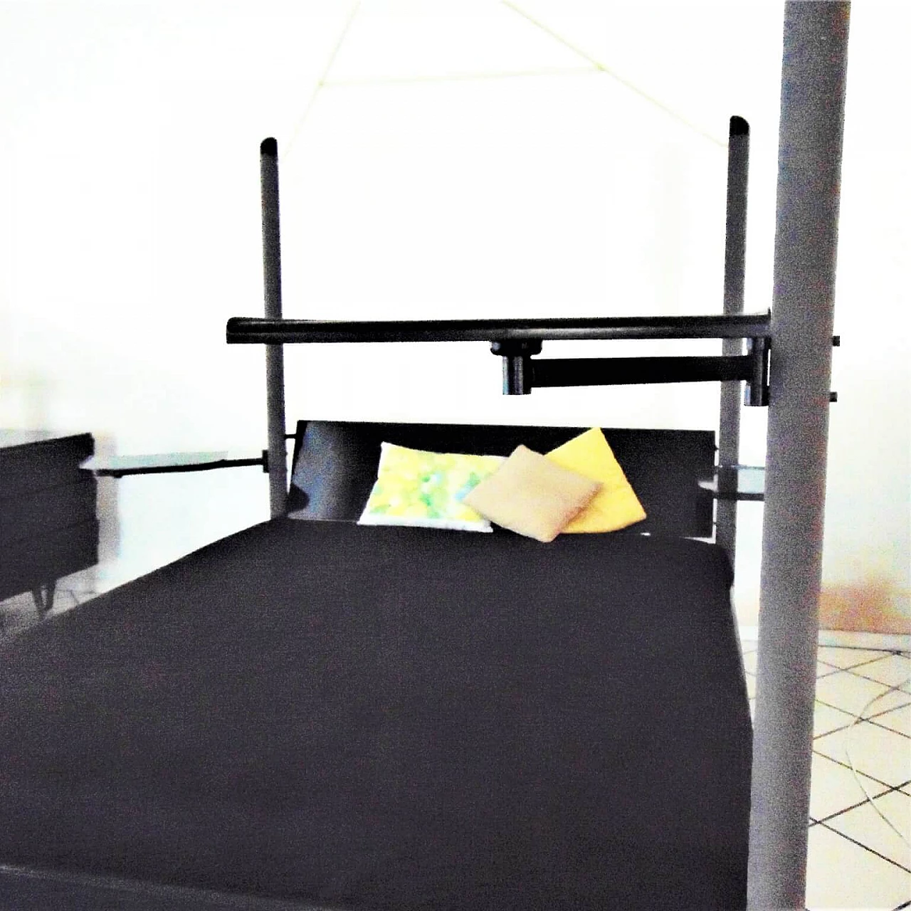 Letto a baldacchino e cassettiera lacca satin e lucido scuro, Sormani, Italia, 1989 1069386