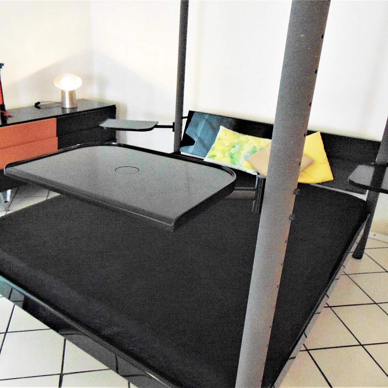 Letto a baldacchino e cassettiera lacca satin e lucido scuro, Sormani, Italia, 1989 1069387